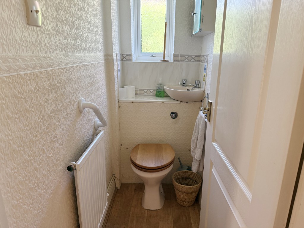 Lot: 122 - DETACHED BUNGALOW WITH ROOF CONVERSION AND POTENTIAL - Ground floor separate WC